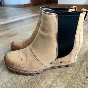 Sorel Lea wedge size 9 in camel and black.